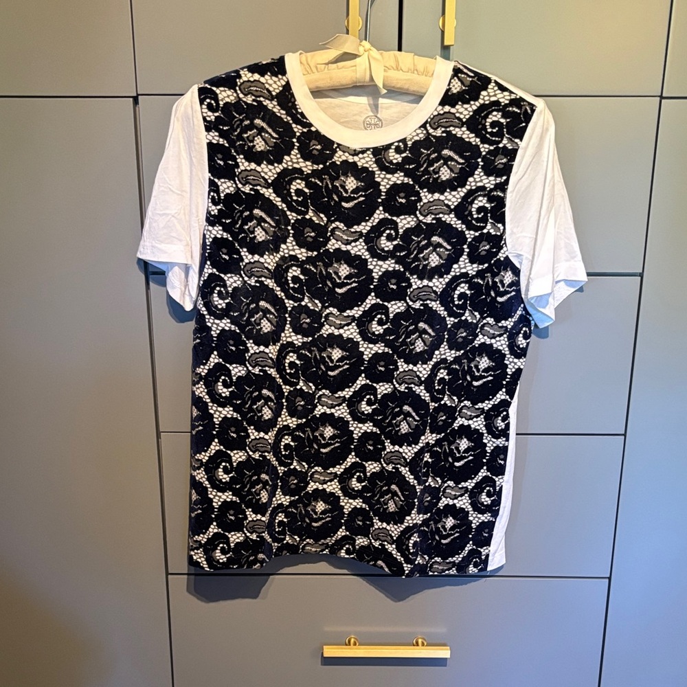 Adorable Tory Burch T-shirt with flocking on the front.
